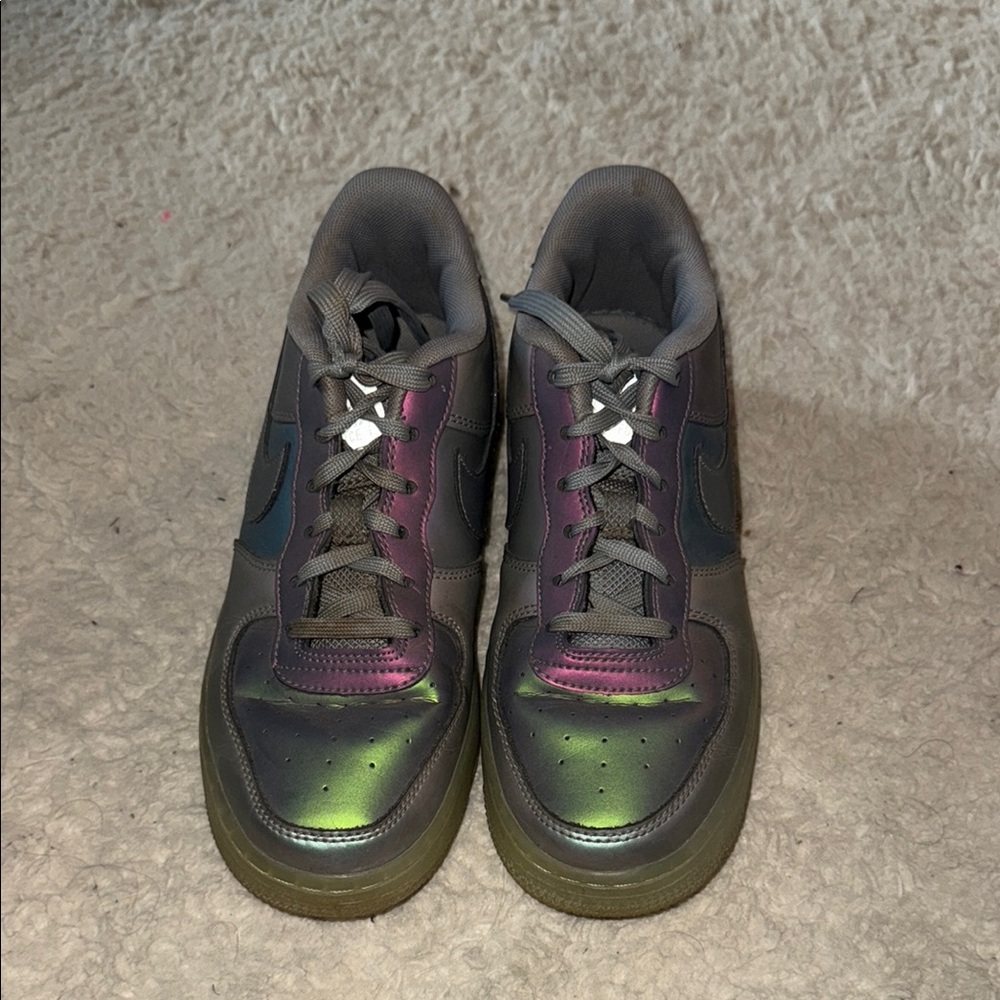 Nike Gray Sneakers with Sleek Design and Modern Appeal